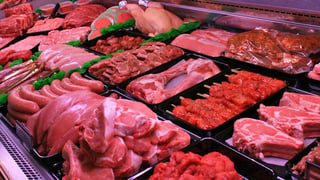 Las brigadas del organismo de salud recolectaron muestras de la carne, verduras, del agua y otros ingredientes utilizados en la taquería para someterlos a estudios de laboratorio. (ESPECIAL)