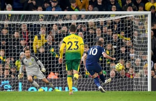 Harry Kane (10) marca de penal el tanto del empate a dos entre Tottenham y Norwich, el último lugar de la Premier League.