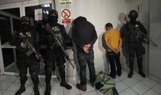 Según las primeras investigaciones, Eduardo Guadalupe 'NN' y Eleazar 'NN' circulaban en un vehículo armado por las calles de Ciudad Frontera.