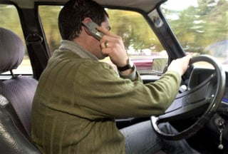 Hablar por celular mientras se conduce y no usar el cinturón de seguridad, son las principales faltas al reglamento de Tránsito y Vialidad en Matamoros. (ESPECIAL)