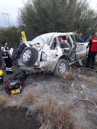 El vehículo en el que viajaban las personas fallecidas se salió del camino en el kilómetro 173 de la autopista Durango-Gómez Palacio. (EL SIGLO DE TORREÓN)