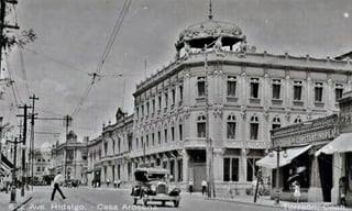 Así lucía en la década de los años veinte el entonces recién inaugurado Edificio Arocena del Centro de Torreón, uno de los inmuebles más emblemáticos de toda la Comarca Lagunera. (CORTESÍA)