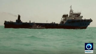 La Fuerza Naval del Cuerpo de los Guardianes de la Revolución iraní capturó hoy un buque cisterna extranjero que realizaba actividades de contrabando de combustible. (ARCHIVO) 