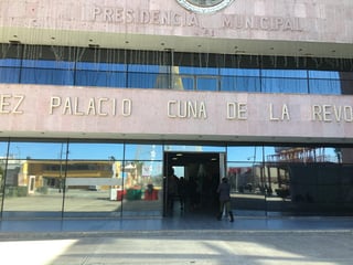 Integrantes del sindicato único de trabajadores al servicio del Municipio de Gómez Palacio rechazan la reelección de su secretario general, Tomás Alberto Zamora González, quien está próximo a terminar su periodo. (FABIOLA P. CANEDO)