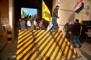 Cientos de manifestantes rodean la Embajada de Estados Unidos en Bagdad, en la que irrumpieron este martes en protesta por el ataque norteamericano del domingo contra las milicias chiíes Multitud Popular, y han asaltado repetidamente las instalaciones de la legación diplomática. (AP)