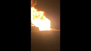 Un incendio se registró la noche del lunes en un cerro, sobre un ducto de Petróleos Mexicanos (Pemex), en las inmediaciones entre Tijuana y Playas de Rosarito, donde también fue hallada una fuga de combustible. (ESPECIAL)