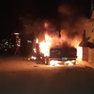 El personal del departamento de Bomberos de Ciudad Lerdo acudió al lugar para atender el incendio de la camioneta. (EL SIGLO DE TORREÓN)