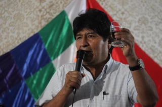 El expresidente de Bolivia, Evo Morales, habla durante un brindis de fin de año con miembros de la comunidad boliviana .