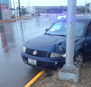Un conductor impactó su vehículo contra el poste de una luminaria sobre el bulevar Ejército Mexicano, a la altura de la colonia Hamburgo de la ciudad de Gómez Palacio. (EL SIGLO DE TORREÓN)