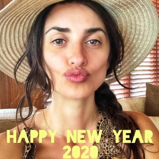 Sin un gota de maquillaje, con sombrero y mandando un besito, la actriz Penélope Cruz deseó a sus seguidores “Feliz 2020” y también Feliz década. (ESPECIAL)
