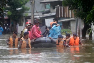 Las inundaciones, causadas por las intensas lluvias de los últimos días, obligaron a evacuar a unas 19,000 personas a refugios provisionales. (EFE)
