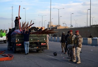 Militares iraquíes custodian la zona en donde se llevó a cabo el asedio a la embajada de EUA. (EFE) 