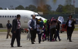 Guatemala recibió este jueves al primer grupo de migrantes deportados de 2020, quienes arribaron en un vuelo procedente de Texas, Estados Unidos. (ARCHIVO) 
