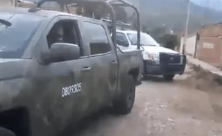 El video, grabado y difundido por elementos del Ejército, muestra como un par de patrullas de Sayula obstruyen el paso de una camioneta con soldados que supuestamente atendían un reporte sobre la presencia de personas armadas. (EL UNIVERSAL)