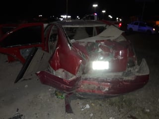 El automóvil resultó con la parte trasera prácticamente destrozado y dos ocupantes registraron lesiones. (EL SIGLO DE TORREÓN)
