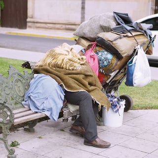 Siguen existiendo personas sin hogar que prefieren dormir a la intemperie que acudir al albergue municipal. (EL SIGLO DE TORREÓN) 