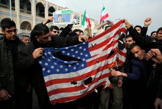 Algunos de los asistentes en las manifestaciones incendiaron con furia las banderas de Estados Unidos e Israel. (EFE)