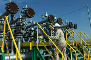 El Ministerio de Petróleo iraquí aseguró hoy que sólo algunos empleados de empresas petrolíferas han abandonado el país, tras el ataque estadounidense de esta madrugada contra líderes chiíes en Bagdad, y que las operaciones de producción y exportación de crudo no se han visto afectadas. (ARCHIVO)
