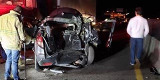 Un muerto y 12 heridos fue el saldo de un choque entre un tráiler y un camión de pasajeros que involucró además a dos camionetas a 500 metros de la caseta de cobro de la carretera Guadalajara a Lagos de Moreno. (ESPECIAL)