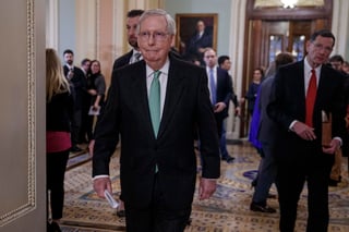 El líder de la mayoría republicana en el Senado, Mitch McConnell, aseguró el viernes que no seguirá el juego de los demócratas para que haya unos nuevos testigos en el juicio político. (ARCHIVO) 