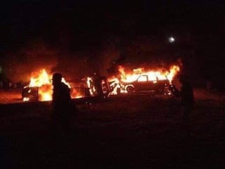 Dos de los tres vehículos que formaban el convoy quedaron destruidos y quemados a consecuencia del impacto de los proyectiles. (ESPECIAL)
