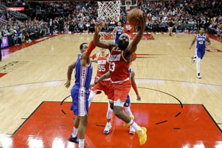 James Harden tuvo una gran actuación en la victoria de los Rockets 118-108 sobre los 76'ers. (AP)
