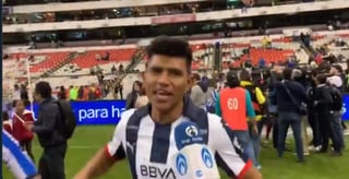 El defensor de Rayados es grabado en la cancha del Estadio Azteca mientras baila y canta al ritmo de la famosa canción de la barra de los Pumas. (ESPECIAL)