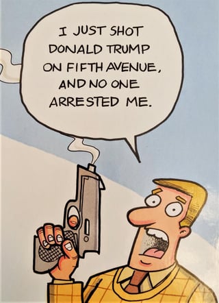 En la portada de la postal se ve la caricatura de un hombre con una pistola humeante que dice: 'Acabo de disparar a Donald Trump en la Quinta Avenida. Y nadie me arrestó'. (ESPECIAL)