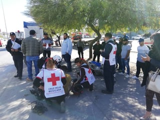 El joven motociclista fue auxiliado por paramédicos de la Cruz Roja delegación Torreón. (EL SIGLO DE TORREÓN)