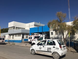 El área de Urgencias en el Hospital General de Gómez Palacio estuvo saturada debido a las solicitudes de servicio del Insabi. También acudieron pacientes afiliados al IMSS y el ISSSTE. (FABIOLA P. CANEDO)