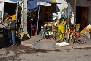 Las banquetas y las rampas para personas discapacitadas en Matamoros lucen obstruidas por distintos artículos y vendedores. (EL SIGLO DE TORREÓN) 