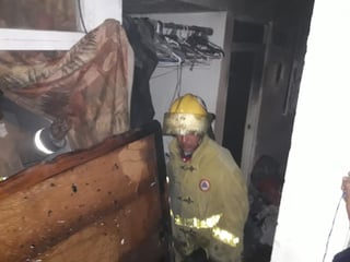 Las corporaciones de rescate y de seguridad de Gómez Palacio se movilizaron debido al reporte de un incendio en un domicilio de la colonia Héctor Mayagoitia de esta ciudad. (EL SIGLO DE TORREÓN)