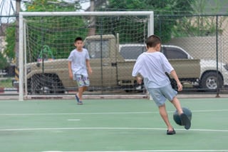 Los niños y las niñas no practican suficiente actividad física: los primeros un promedio de 21 minutos al día, y ellas 17 minutos. (ARCHIVO) 