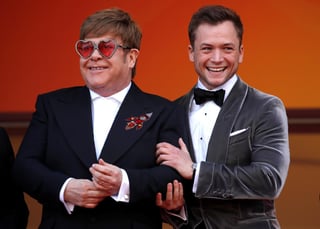 
'Nadie trabajó más duro que Taron', señaló sir Elton John, quien participó en la “2020 Tea Party BAFTA”, que se llevó a cabo en Los Angeles en Beverly Hills, previo a la ceremonia de entrega de los Globos de Oro. (ARCHIVO)
