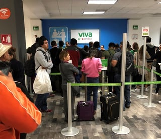 Este domingo, Viva Aerobus reconoció afectaciones en algunos de sus vuelos debido “a que un grupo de sobrecargos no se presentaron a sus correspondientes jornadas de trabajo”. (ESPECIAL)