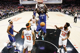 Montrezl Harrell clava el balón durante el juego de ayer, en el que los Clippers se impusieron 135-132 a los Knicks. (AP)