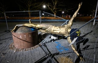 El monumento de 500 kilogramos, que está ubicado en las afueras del estadio de Malmö, fue cercenado a la altura de los pies. (EFE)