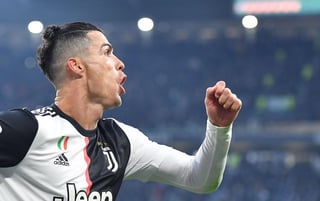 Cristiano Ronaldo arrancó su 2020 con un triplete para guiar el triunfo por 4-0 del Juventus contra el Cagliari. (EFE)