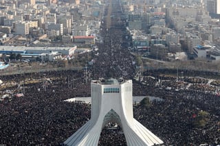 Cientos de miles de iraníes participan este lunes en las honras fúnebres del general Qasem Soleimani. (EFE) 
