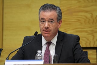 Alejandro Díaz de León, gobernador del Banco de México, reforzó la seguridad para evitar la corrupción, ahora tendrán que hacer una declaración patrimonial y de interés. (ARCHIVO) 