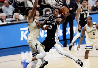 DeMar DeRozan encestó 25 puntos en la victoria de los Spurs 126-104 ante los Bucks de Milwaukee. (AP)