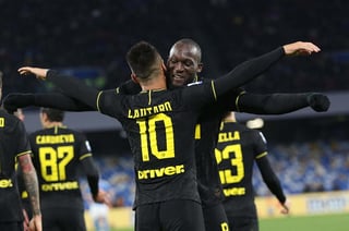 El belga Romelu Lukaku y el argentino Lautaro Martínez dieron forma a la victoria del cuadro 'nerazzurri' en el Estadio de San Paolo. (EFE)