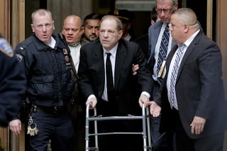 Proceso. Harvey Weinstein saliendo de la Corte Suprema Estatal en Nueva York. (AP) 