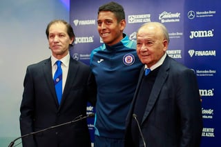 El driector deportivo Jaime Ordiales (i) y el presidente del club Guillermo Álvarez (d) presentaron al mediocampista Luis Romo. (JAM MEDIA)