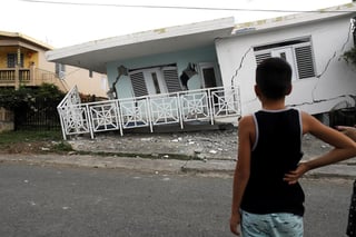 El suelo de varias partes del municipio de Guayanilla quedó resquebrajado también por la fuerza del temblor, que tuvo réplicas de alta intensidad durante las primeras horas de la mañana que se sintieron en toda la geografía de Puerto Rico.
(EFE)