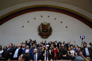 Esta decisión ratifica el desafío de la oposición al presidente Nicolás Maduro, que gobierna desde 2013. (AP)