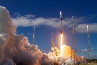 El cohete Falcon 9, de la compañía de transporte aeroespacial SpaceX, despegó desde Cabo Cañaveral (EUA) con un cargamento de 60 satélites del proyecto Starlink. (ARCHIVO) 