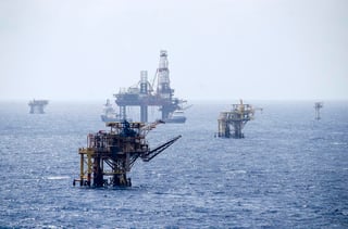  Un incendio en una plataforma petrolera cerca de la costa mexicana en el Golfo de México provocó heridas a tres trabajadores el martes, informó la petrolera estatal Petróleos Mexicanos. (ARCHIVO)