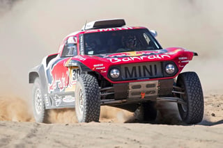 Carlos Sainz ganó la tercera etapa y tomó el liderato del Rally Dakar. (EFE)