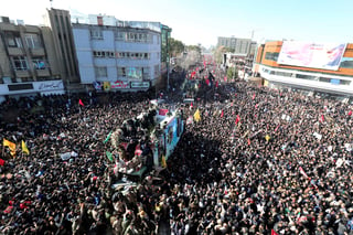 Prosesión fúnebre de Soleimani y Abu Mahdi al Mohandes, a la que asistieron miles de personas. (AP) 